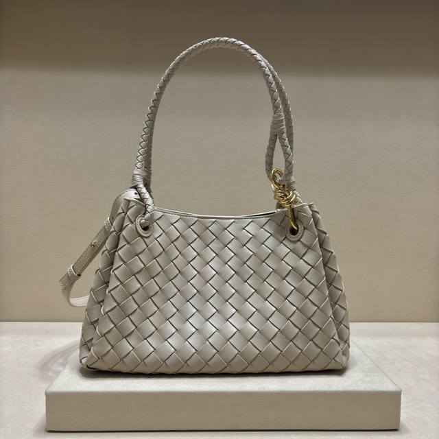 原厂皮 秋季新品中号Parachuta降落伞来啦,别致性的外表加上标志性的金属绳结,一整块皮革将四角折叠成降落伞形状!精致的Knot金属扣高级而又优雅,超强的容 原厂皮 秋季新品中号Parachuta降落伞来啦,别致性的外表加上标志性的金属绳结,一整块皮革将四角折叠成降落伞形状!精致的Knot金属扣高级而又优雅,超强的容