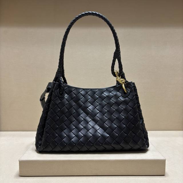 原厂皮 秋季新品中号Parachuta降落伞来啦,别致性的外表加上标志性的金属绳结,一整块皮革将四角折叠成降落伞形状!精致的Knot金属扣高级而又优雅,超强的容 原厂皮 秋季新品中号Parachuta降落伞来啦,别致性的外表加上标志性的金属绳结,一整块皮革将四角折叠成降落伞形状!精致的Knot金属扣高级而又优雅,超强的容