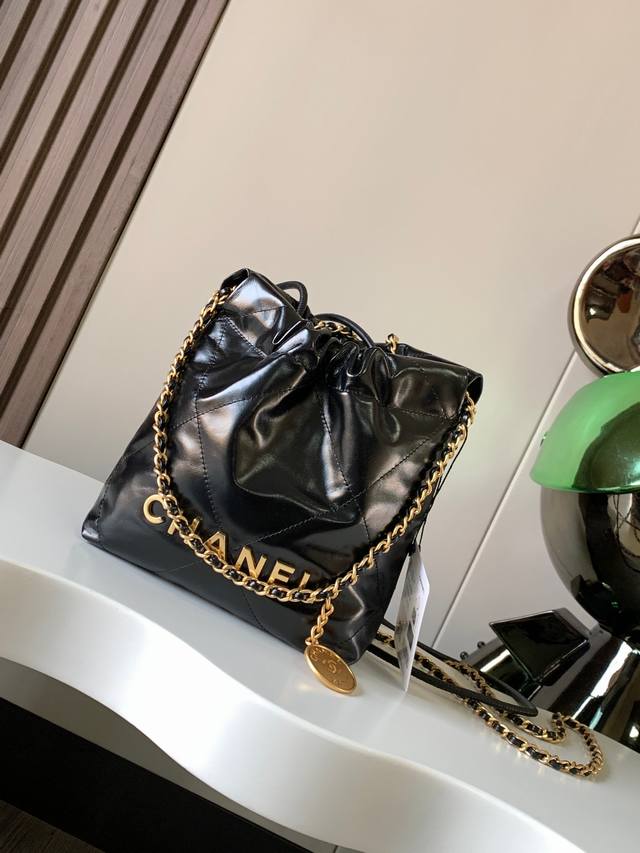 原单升级版 型号3980春夏新款 Mini 22Bag 跟大尺寸一样的亮面小牛皮搭配复古金五金,菱格纹 等比缩小的22Bag比大尺寸来得更加精致 链条的设计太可 原单升级版 型号3980春夏新款 Mini 22Bag 跟大尺寸一样的亮面小牛皮搭配复古金五金,菱格纹 等比缩小的22Bag比大尺寸来得更加精致 链条的设计太可