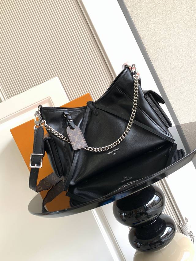 厂价 最高版本原厂皮顶级原单配专柜全套包装 本款 小号手袋以柔软羊皮革呈现时尚微皱效果，并为深邃背景搭配抛光金属件与慵懒构型，成就昼夜场合佳选。可拆卸肩带与链带