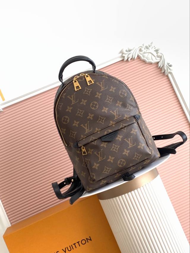 原单加强版 163C01变码 新版M44871采用 Monogram Reverse 帆布材质，此款双肩包是都市潮人的个性配饰，与路上充满活力的身姿契合。此款双