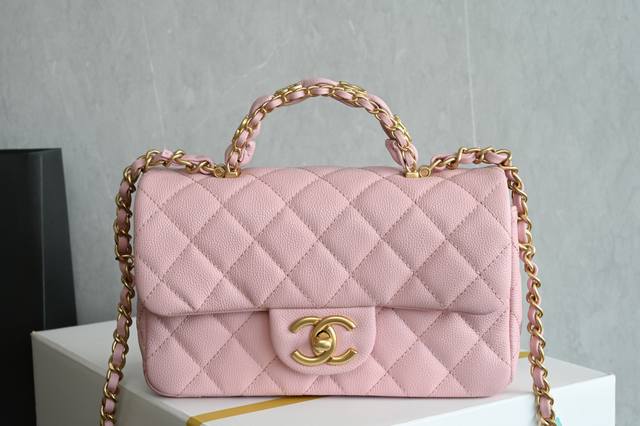 白金版正品级 包装如图 全新到货 荔枝纹双手柄大 粉色 专柜售价购入开发 绝对是这季Yyds的一款包 沉寂了好久终于又盼来了荔枝皮的手柄大迷你 手柄是经典双C五