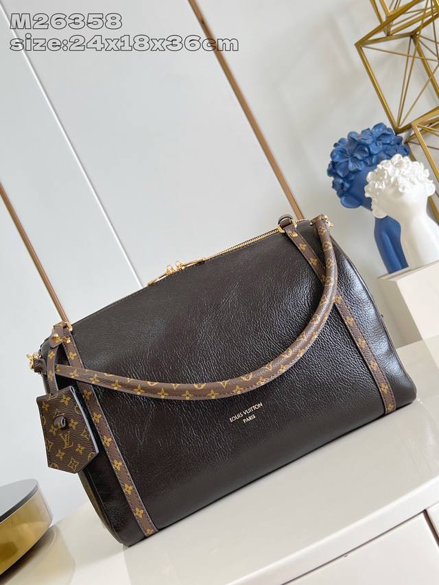 出厂价p 顶级原单 M26358深啡油蜡 M26359 本季 Express 中号手袋专为现代女性匠心打造。本款标志性设计采用牛皮革包身搭配 Monogram