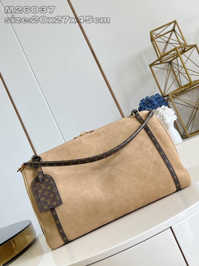 出厂价p 顶级原单 M26037 杏黄反绒皮 M26451 Express Travel 大号手袋以柔软牛皮革和 Monogram 织物内衬塑造柔美构型，展现