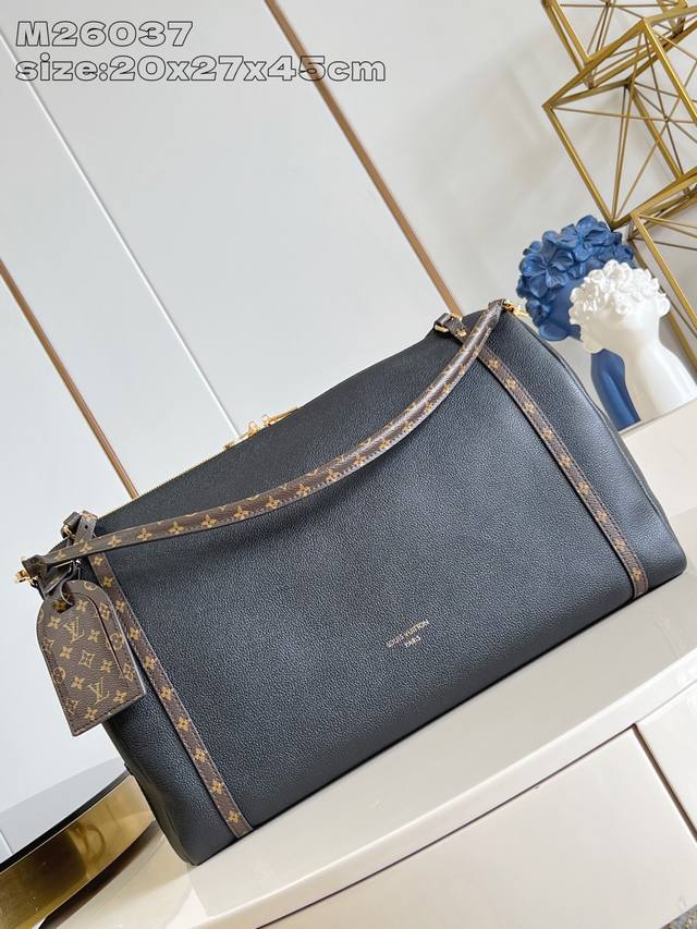 出厂价p 顶级原单 M26037 克色小荔纹 Express Travel 大号手袋为经典 Keepall 手袋注入温婉气息，彰显 Nicolas Ghesqu