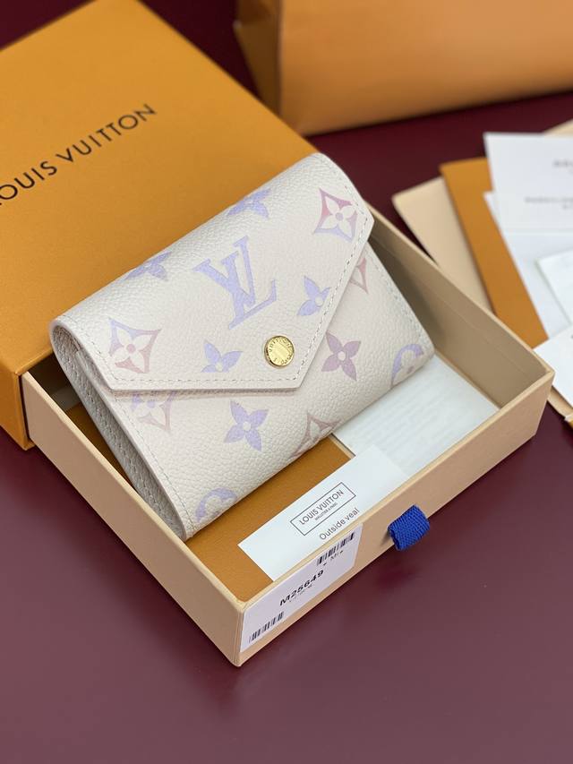 出厂价p M25649 芯片版！Victorine 錢包、這款Victorine錢包以經典Dream色調設計，並將於今季開始成為主打優雅款式。設計選用標誌性的M