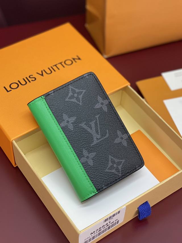 出厂价p M25841 绿色！口袋钱夹、本款口袋钱夹取材 Monogram Eclipse 涂层帆布，以明丽皮革饰边注入当季新意。精巧构型设有内袋、卡片夹层和外