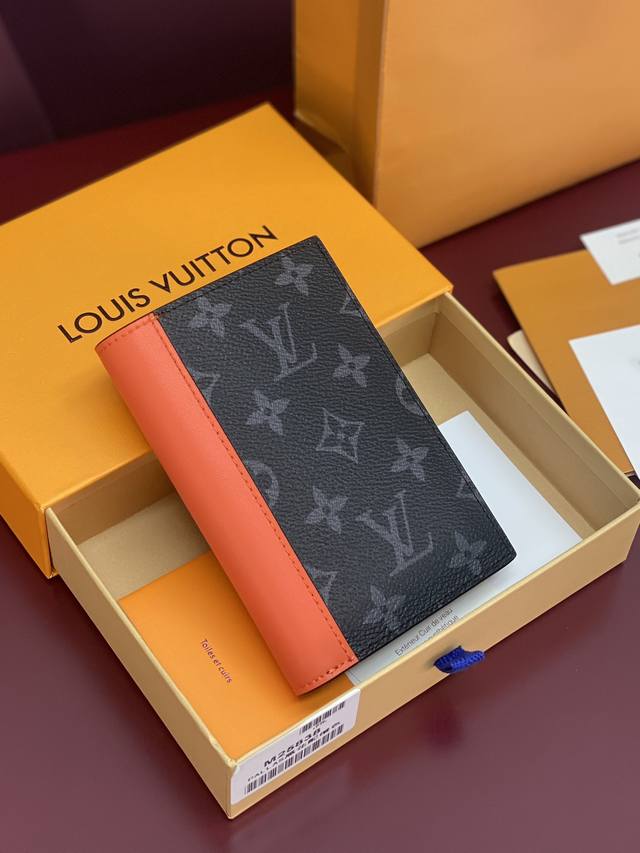 出厂价p M25838 橙色！护照套、本款护照套为Monogram Eclipse 涂层帆布搭配明丽皮革饰边，缓缓释放夏日风情。牛皮革内衬彰显考究格调，卡片夹层