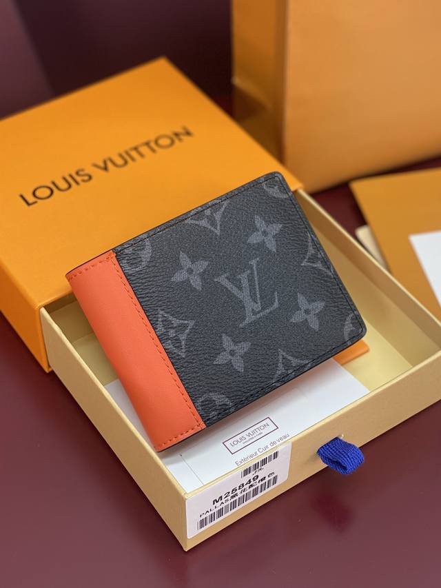 出厂价p M25849 橙色!Mul Tiple 此款钱夹Louis Vuitton Hhi! 系列设计时尚低调、黑花配橙色皮短夹 便于收纳纸币、信用卡与收据, 出厂价p M25849 橙色!Mul Tiple 此款钱夹Louis Vuitton Hhi! 系列设计时尚低调、黑花配橙色皮短夹 便于收纳纸币、信用卡与收据,