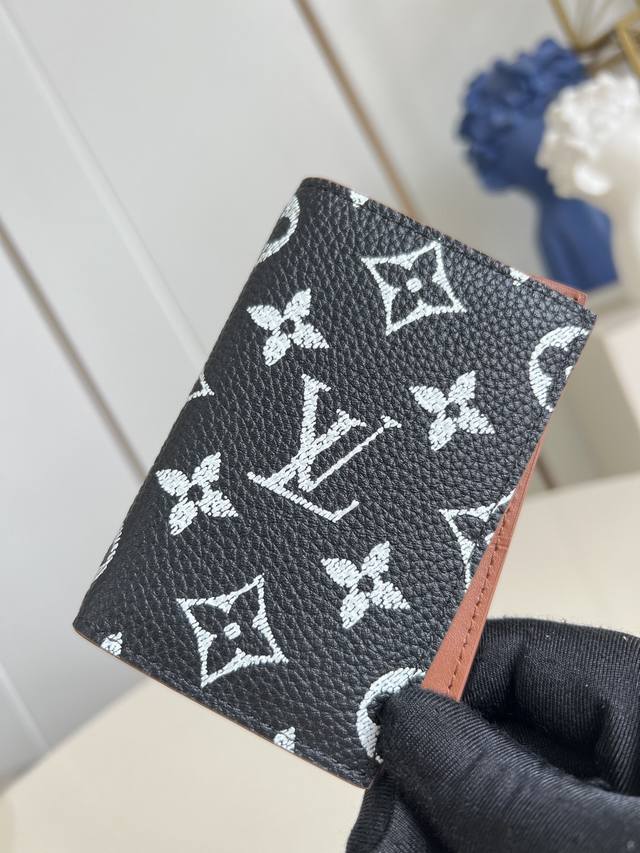 出厂价p 顶级原单 M26072黑 由 Monogram Shadow 牛皮革裁制而成的路易威登口袋钱夹，携带日用物品的优雅之选。饰有经典 Monogram 压