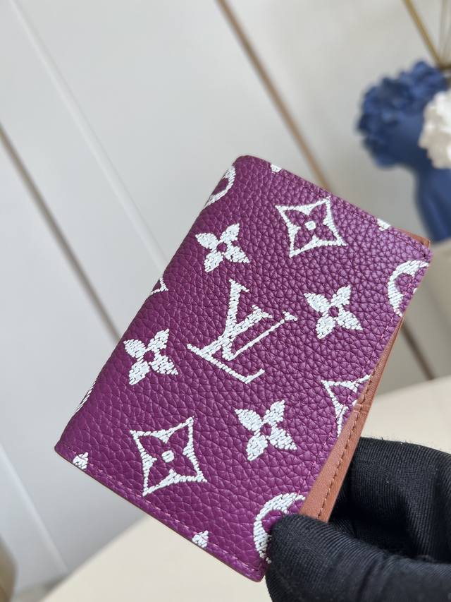 出厂价p 顶级原单 M26072紫 由 Monogram Shadow 牛皮革裁制而成的路易威登口袋钱夹，携带日用物品的优雅之选。饰有经典 Monogram 压