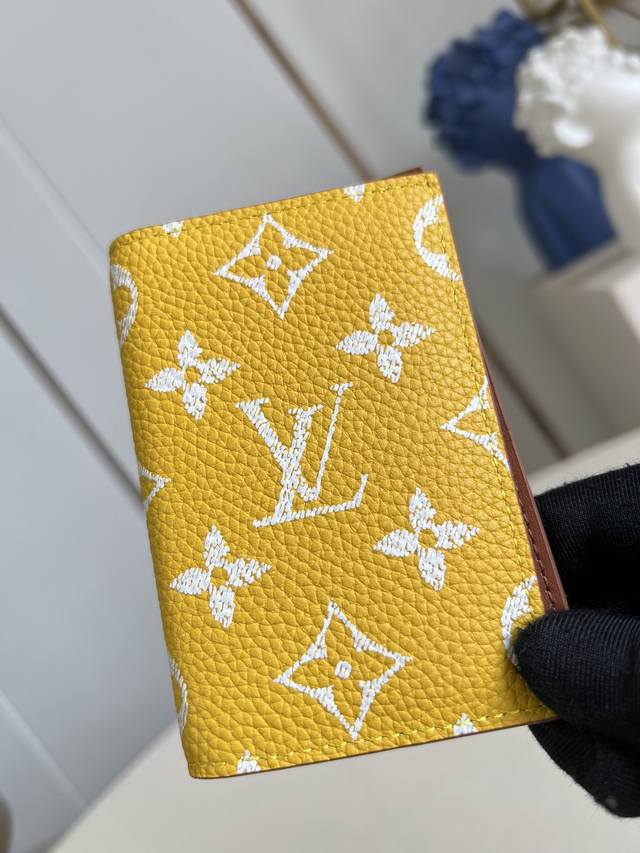 出厂价p 顶级原单 M26072黄 由 Monogram Shadow 牛皮革裁制而成的路易威登口袋钱夹，携带日用物品的优雅之选。饰有经典 Monogram 压