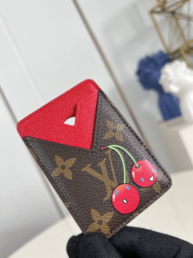 出厂价p 顶级原单 M14562 本款 Magnet 卡夹取材品牌经典 Monogram 涂层帆布，以内置磁性设计轻松吸附配备 Magsafe 磁吸技术的手机。