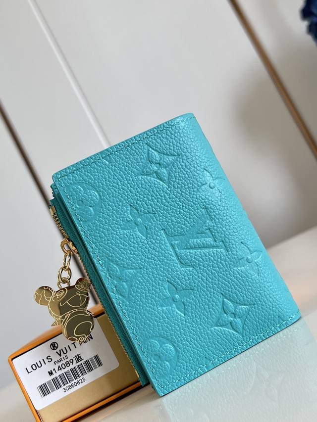 出厂价p 顶级原单 M14089蓝 這款日常必備的Lisa錢包設計小巧實用,設有一個拉鏈零錢包、一個紙幣隔層和多個名片夾層。款式以品牌雅緻的Monogram E 出厂价p 顶级原单 M14089蓝 這款日常必備的Lisa錢包設計小巧實用,設有一個拉鏈零錢包、一個紙幣隔層和多個名片夾層。款式以品牌雅緻的Monogram E