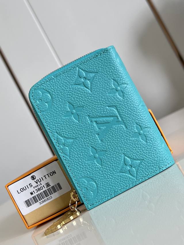 出厂价p 顶级原单 M13801蓝 村上隆合作系列 這款Noa小型錢包以路易威登的經典Monogram帆布製作，採用小巧的正方形設計，並設有別具特色的L型拉鏈為