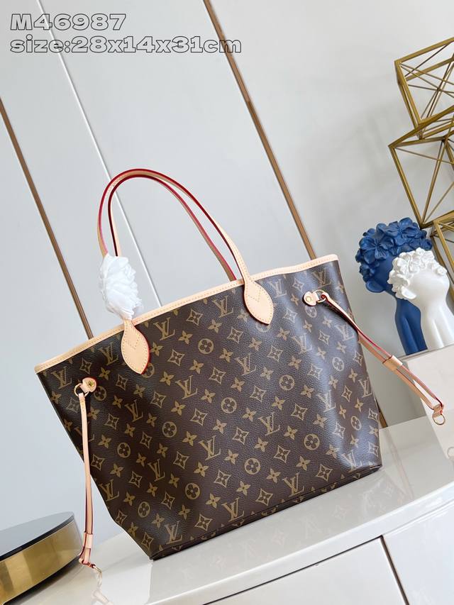 出厂价p 顶级原单 M46987 本款 Neverfull 中号托特包为柔软 Monogram 帆布勾勒牛皮革饰边，于宽敞构型融入缤纷织物内衬。两侧饰带无论束紧