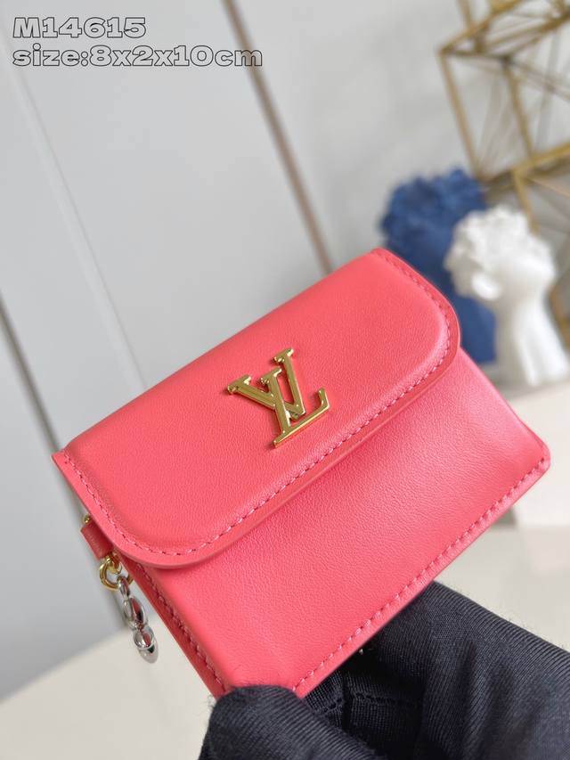 出厂价p 顶级原单 M14615桃红 本款 Tiny Recto Verso 卡夹出自路易威登 Lv Bloom 系列，采用活泼配色，以细腻牛皮革打造。金属 M