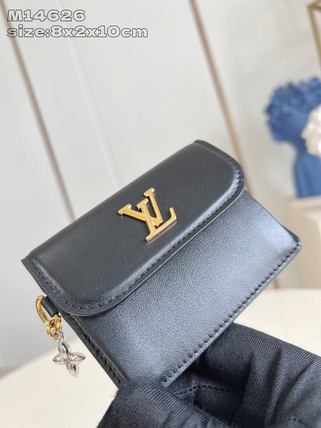 出厂价p 顶级原单 M14626黑 本款 Tiny Recto Verso 卡夹出自路易威登 Lv Bloom 系列，采用活泼配色，以细腻牛皮革打造。金属 Mo