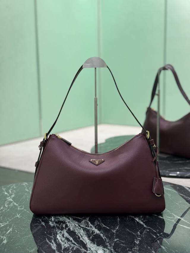 最新款手袋 大号 新款单肩包的设计灵感源自对Hobo廓形的探索,线条柔美,颇具现代感,皮质柔软,超级百搭,背法很多,婉转的皮革轮廓结合容量大空间充足,內里配有拉 最新款手袋 大号 新款单肩包的设计灵感源自对Hobo廓形的探索,线条柔美,颇具现代感,皮质柔软,超级百搭,背法很多,婉转的皮革轮廓结合容量大空间充足,內里配有拉