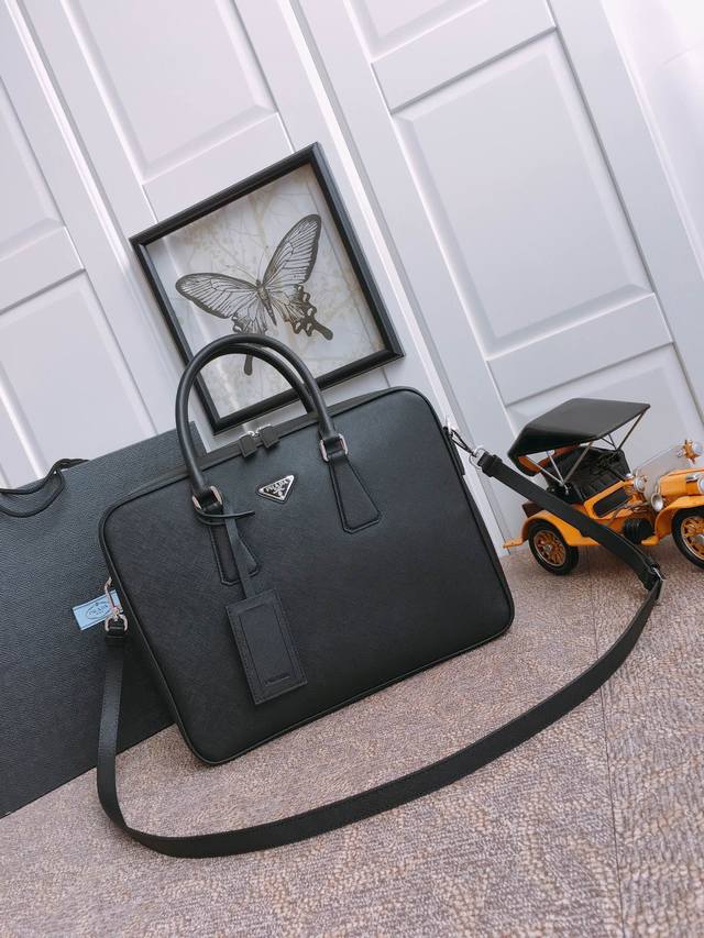 特级原厂配专柜包装独家首发2Ve011最新款男包采用进口Saffiano皮革材质 可拆可调式尼龙肩带 顶级拉丝五金双向拉链拉合到底的最新设计最新设prada徽标 特级原厂配专柜包装独家首发2Ve011最新款男包采用进口Saffiano皮革材质 可拆可调式尼龙肩带 顶级拉丝五金双向拉链拉合到底的最新设计最新设prada徽标