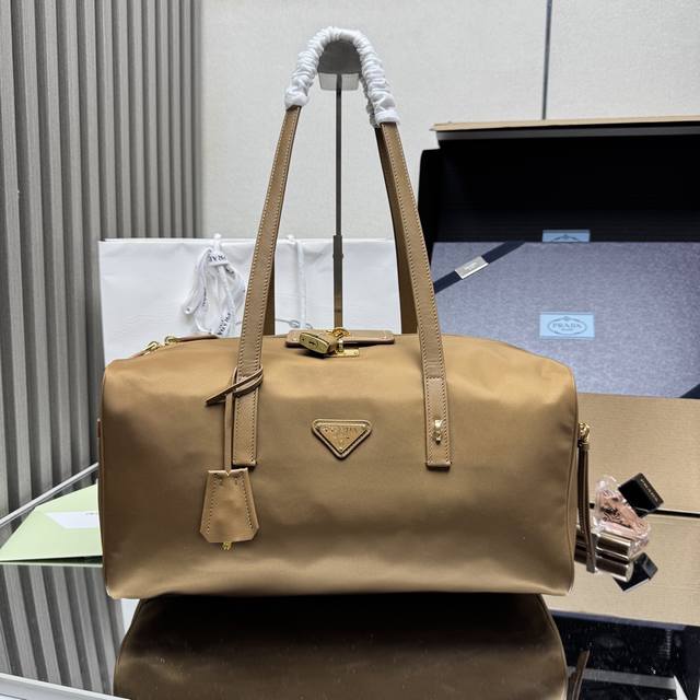 顶级原单 新款大号手提包1Bb135到货 这款再生尼龙手袋结合实用细节，点缀皮革饰边，生动演绎档案库设计。大容量，搭配经典锁扣开合，灵感源自旅行箱。皮革手提柄，