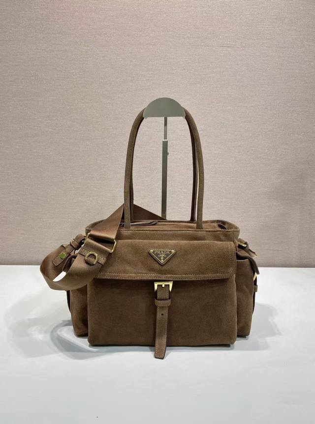 特级原厂配专柜包装新款手提包1Bg596麂皮 这款手提包采用进口麂皮面料，顶级五金。手提麂皮面料设计，配有一条可拆卸长肩带，又可肩背 手提 斜跨 ，配有多口袋，