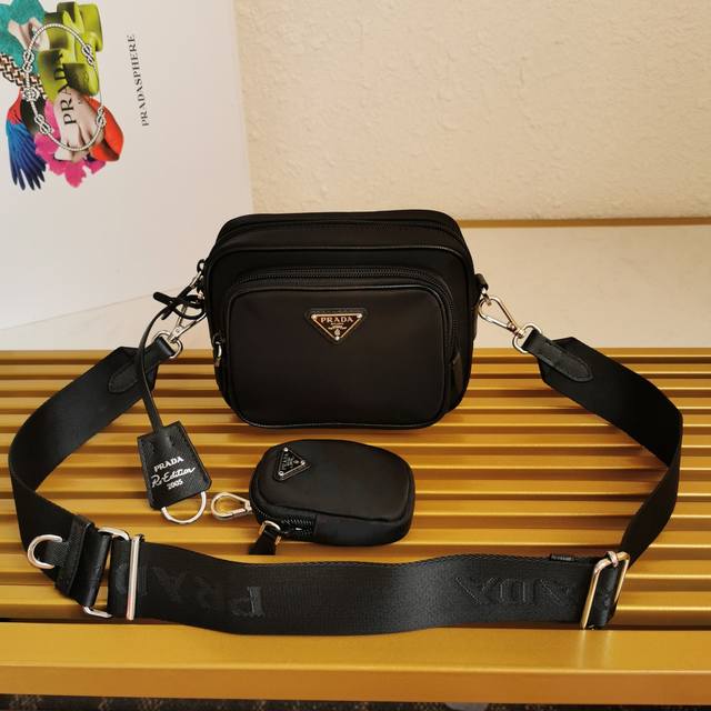 顶级原单 三合一相机包新款1Bh153到货网红姐妹帅哥团疯狂种草而风靡时尚圈的三合一相机包出了新款!这款三合一设计太棒了实用性超强男女通通共用最爱的是肩带还挂着 顶级原单 三合一相机包新款1Bh153到货网红姐妹帅哥团疯狂种草而风靡时尚圈的三合一相机包出了新款!这款三合一设计太棒了实用性超强男女通通共用最爱的是肩带还挂着