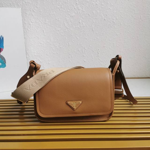 顶级原单 p家最新款 双肩带 1Bd372到货啦这款Lindy 肩带织带皮肩带，采用意大利Soft Grain 进口小牛皮，顶级五金硬件，现代设计彰显休闲态度，