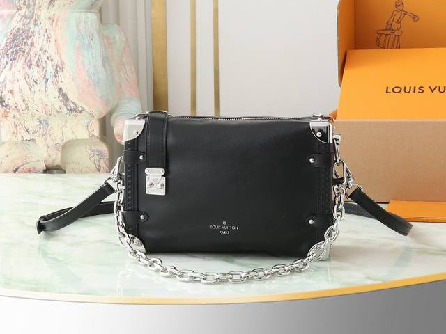 出厂价p 顶级原单 独家实拍 M11350黑色 本款 Side Trunk 中号手袋采用柔亮牛皮革剪裁贴身构型，以莹泽金属塑造可拆卸链条、加固包角和经典 S-L