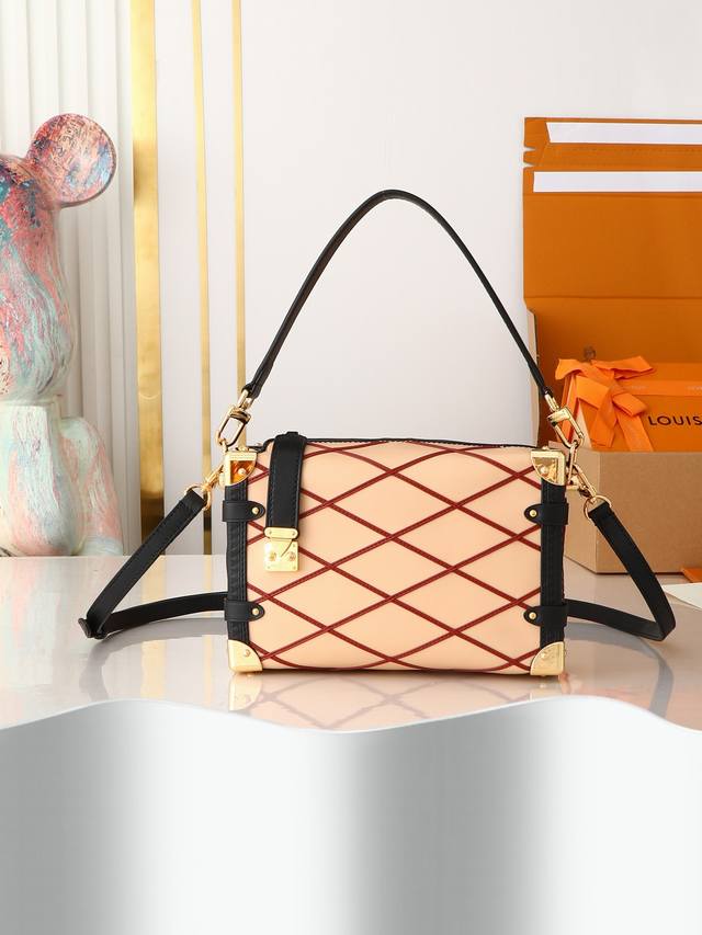 出厂价p 顶级原单 独家实拍 M24403米黄菱格 全皮软盒子系列 Side Trunk pm手袋 M83080 菱格 由绗缝羊皮制成，将房子的复古行李箱作为出