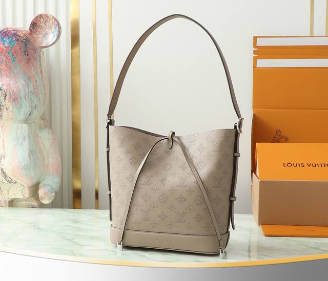 出厂价p 顶级原单 独家实拍 M12139 黑色 冲孔 M12140 灰色 冲孔 Flore 手袋、介绍全新的Flore手提包，采用现代水桶轮廓设计，既实用又精