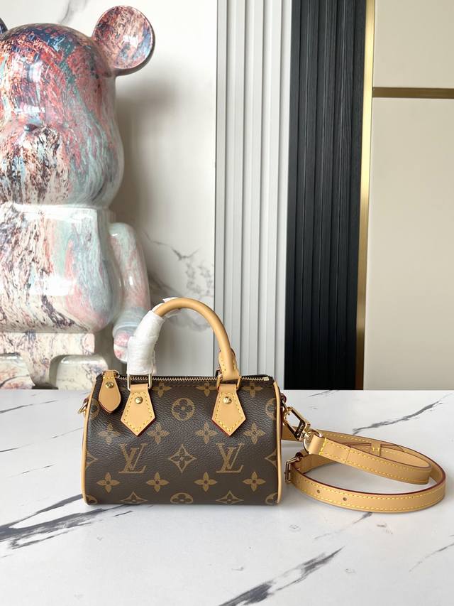 出厂价p 顶级原单 独家实拍 M81085老花 迷你枕头包Speedy系列 以经典的Monogram帆布制成的Nano Speedy手袋，散发极致女人味，是您携