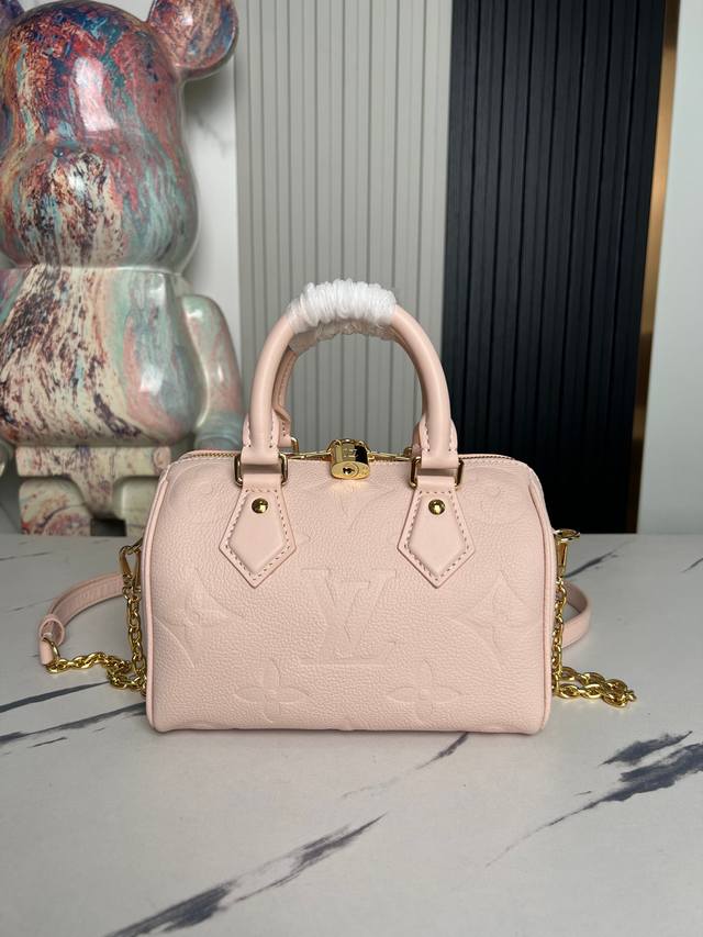 出厂价p 顶级原单 独家实拍 M47136粉色压花 58953 全皮枕头包Speedy系列 本款 Speedy BandoulièRe 20 手袋设计精巧，风格