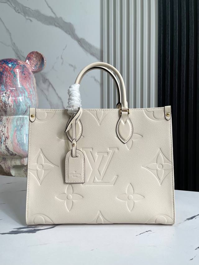 出厂价p 顶级原单 独家实拍 M46531 M45595白色压花本款 Onthego 中号手袋选用 Monogram Empreinte 皮革,以粒面纹理烘托 出厂价p 顶级原单 独家实拍 M46531 M45595白色压花本款 Onthego 中号手袋选用 Monogram Empreinte 皮革,以粒面纹理烘托