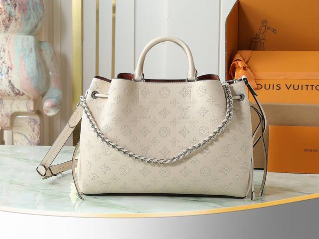 出厂价p 顶级原单，独家实拍 M59203米白 全皮购物袋系列 M59200 本款 Bella Tote 手袋巧妙融合水桶包和托特包的设计精髓。轻柔镂花穿孔牛皮