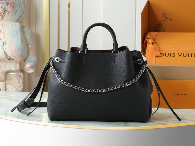 出厂价p 顶级原单 独家实拍 M59200 黑色 Bella Tote 手袋取材柔软镂花穿孔牛皮革，呈现温和褶裥与垂坠效果，点缀宛如珠宝的链条。充裕构型设有齐整