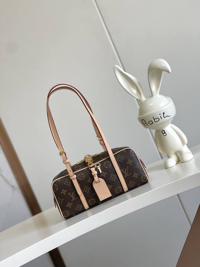 出厂价p 顶级原单 M47031 回溯1980年代Cite手袋的经典设计，成就此款Hangon手袋的浓郁复古格调。Monogram帆布和Wn饰边塑造现代保龄球包