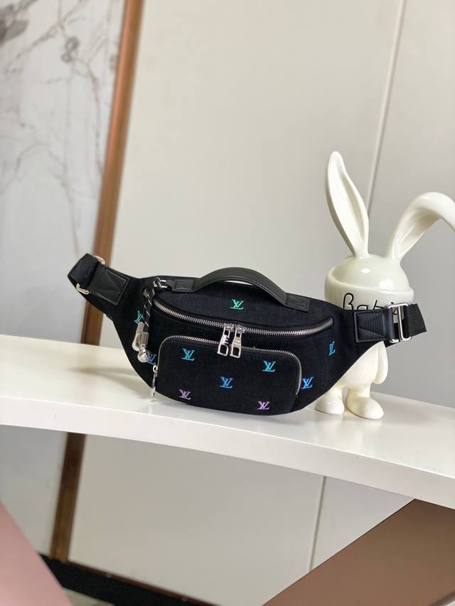 出厂价p 海原外单 独实家拍 半钢163芯片 M13961 渐变牛仔刺绣腰包 真的好好看哦。设计融合经典与现代元素，如Monogram图案、标志性Logo，造型