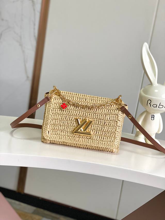 出厂价p 海原外单 独实家拍 半钢163芯片 M14309 拉菲草 本款 Twist Slim 手袋凝聚法国蔚蓝海岸的悠闲格调，以创意笔触印证品牌精湛匠艺。拉菲