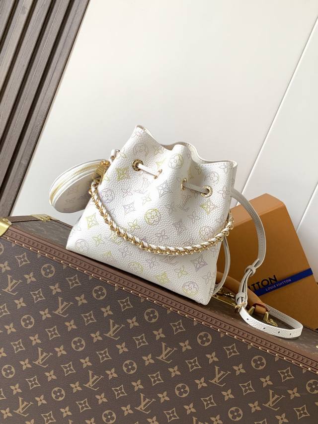 出厂价p 顶级原单，变码芯片M15114 本款 Bella 手袋出自 Dream 系列，以镂花皮革呈现 Monogram 穿孔图案，再借水彩效果映现细腻色彩对比