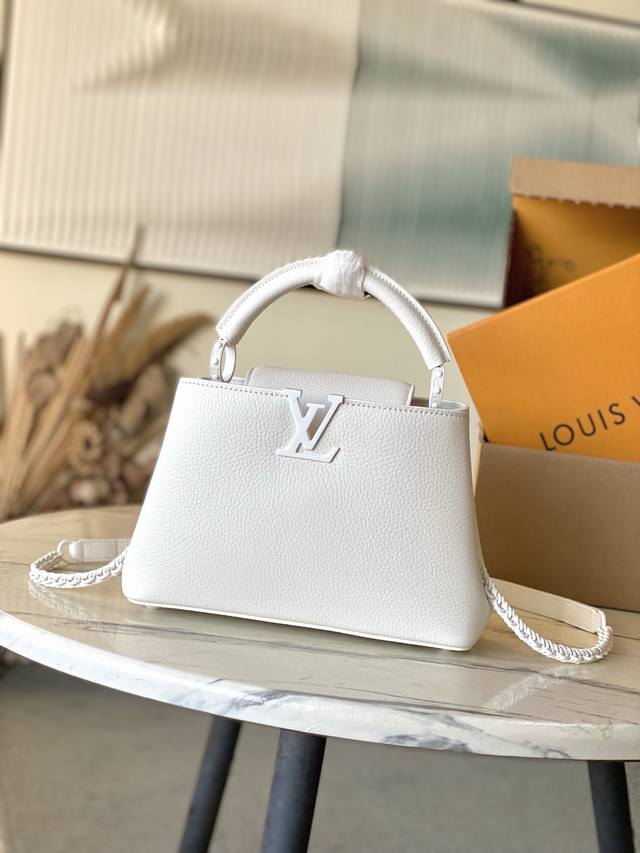 出厂价p 特级原厂皮 M25256 白色小号 本款Capucines Bb手袋为哑光Taurillon牛皮革搭配金属件,令经典设计展露利落风范。翻盖提供外置或内 出厂价p 特级原厂皮 M25256 白色小号 本款Capucines Bb手袋为哑光Taurillon牛皮革搭配金属件,令经典设计展露利落风范。翻盖提供外置或内