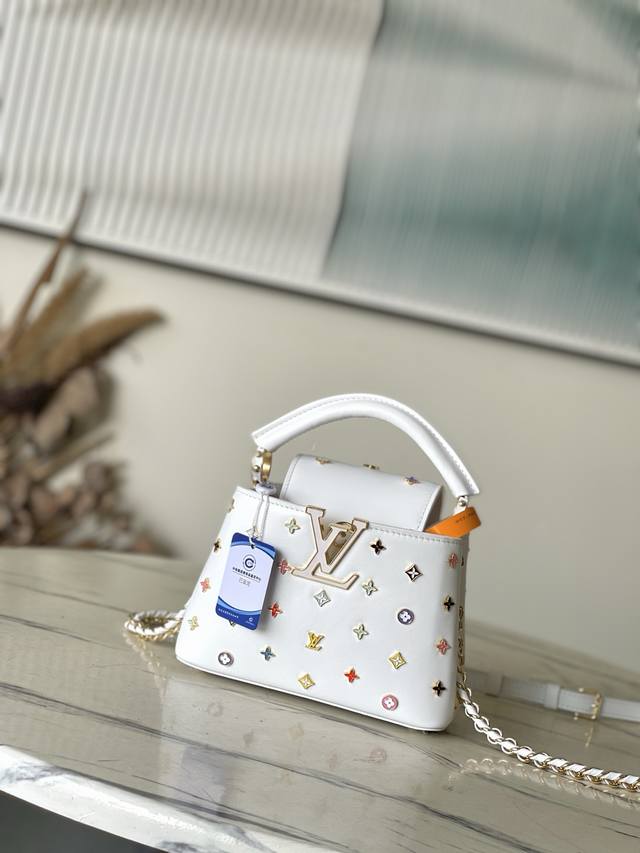 出厂价p 特级原厂皮 M14165 白色 本款Capucines 手袋出自路易威登X 村上隆再版系列，选用 Taurillon 牛皮革妙趣演绎经典设计。Lv 字