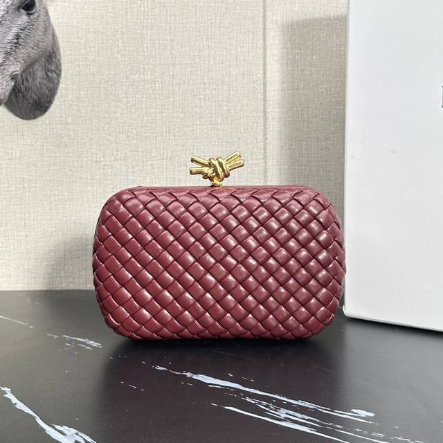 型号：6056 Bv常青树经典手包重磅回归 枣红 Bv久负盛名的The Knot手拿包，标志性编织纹理配绳结搭扣，高贵典雅的气质，令好莱坞明星和名媛也爱不释手，