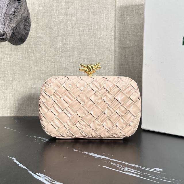 型号：6056 Bv常青树经典手包重磅回归 褶皱莲花粉 Bv久负盛名的The Knot手拿包，标志性编织纹理配绳结搭扣，高贵典雅的气质，令好莱坞明星和名媛也爱不