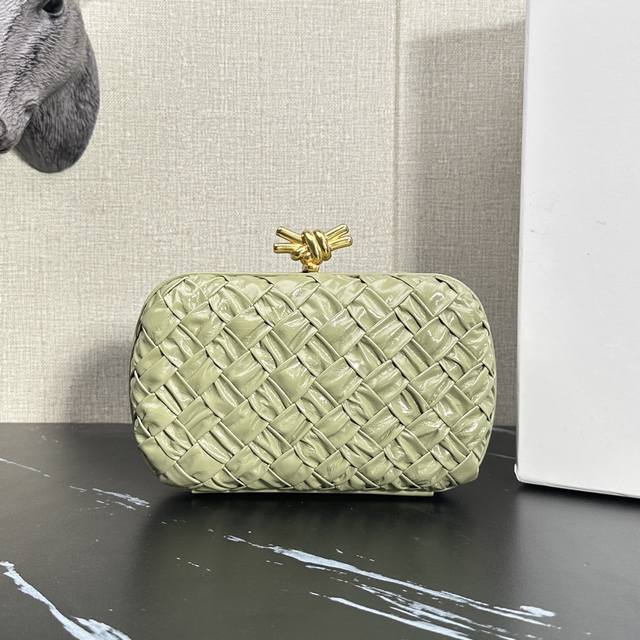 型号：6056 Bv常青树经典手包重磅回归 褶皱洞石绿 Bv久负盛名的The Knot手拿包，标志性编织纹理配绳结搭扣，高贵典雅的气质，令好莱坞明星和名媛也爱不