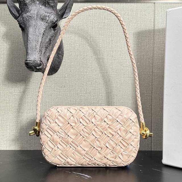 型号：6057 Bv常青树经典手包重磅回归 褶皱莲花粉 Bv久负盛名的The Knot手拿包，标志性编织纹理配绳结搭扣，高贵典雅的气质，令好莱坞明星和名媛也爱不