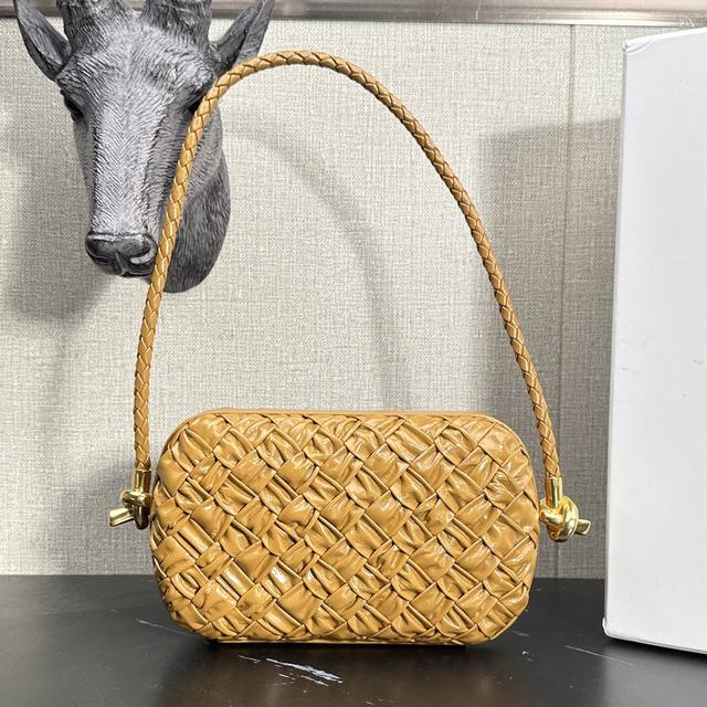 型号：6057 Bv常青树经典手包重磅回归 褶皱原木 Bv久负盛名的The Knot手拿包，标志性编织纹理配绳结搭扣，高贵典雅的气质，令好莱坞明星和名媛也爱不释