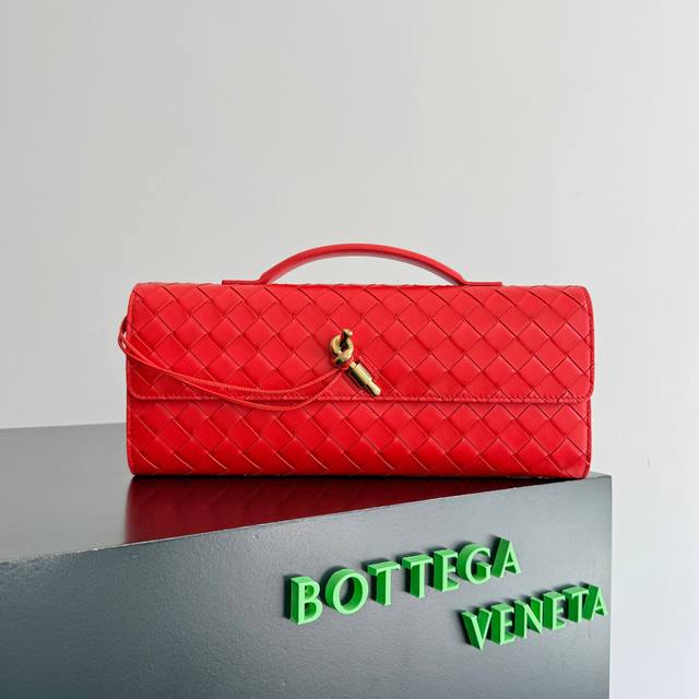 款号：741511 Bv Andiamo晚宴手包，又被狠狠种草啦～经济下行的年代设计师审美又回来了，一眼爱上 爱不释手的那种 啧～嘎嘎美 气场十足 造型和质感都