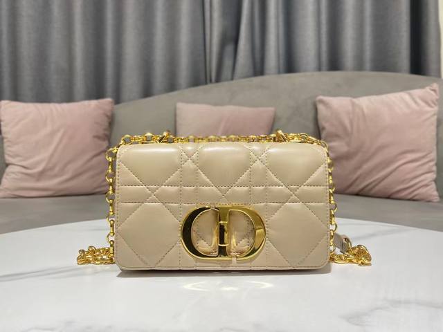 新品 小号 Dior Caro 手袋 自然色牛皮革绗缝超大藤格纹 这款 Dior Caro 手袋结合典雅气质与现代风范。采用自然色牛皮革精心制作,搭配原创的绗缝 新品 小号 Dior Caro 手袋 自然色牛皮革绗缝超大藤格纹 这款 Dior Caro 手袋结合典雅气质与现代风范。采用自然色牛皮革精心制作,搭配原创的绗缝