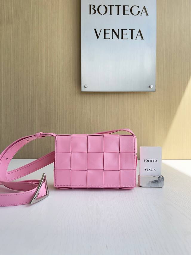 型号：717587 Bv最新尺寸迷你 大号的缩小版迷你号更加小巧可爱女孩子的福音 绝绝子盐甜 十分精致的款式很好巨百搭 采用原厂油蜡牛皮，原版开发，欢迎 尺寸：